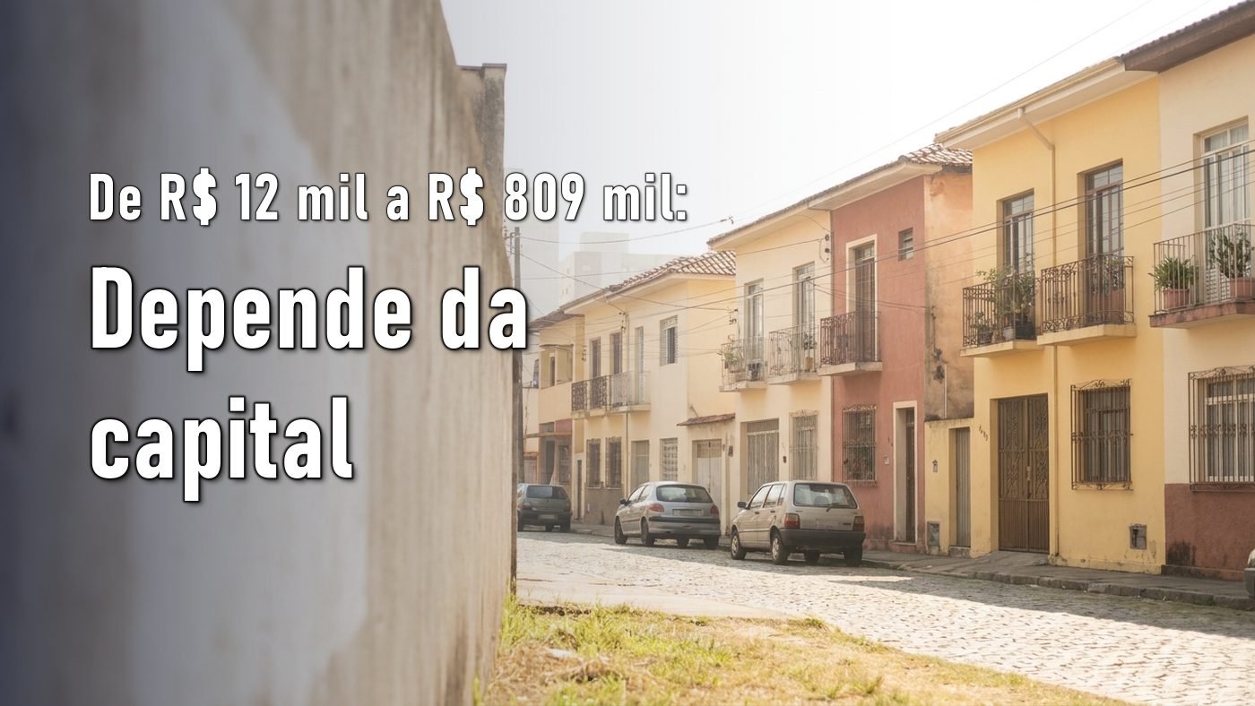 Rua de sobrados coloridos numa cidade brasileira sob luz de dia