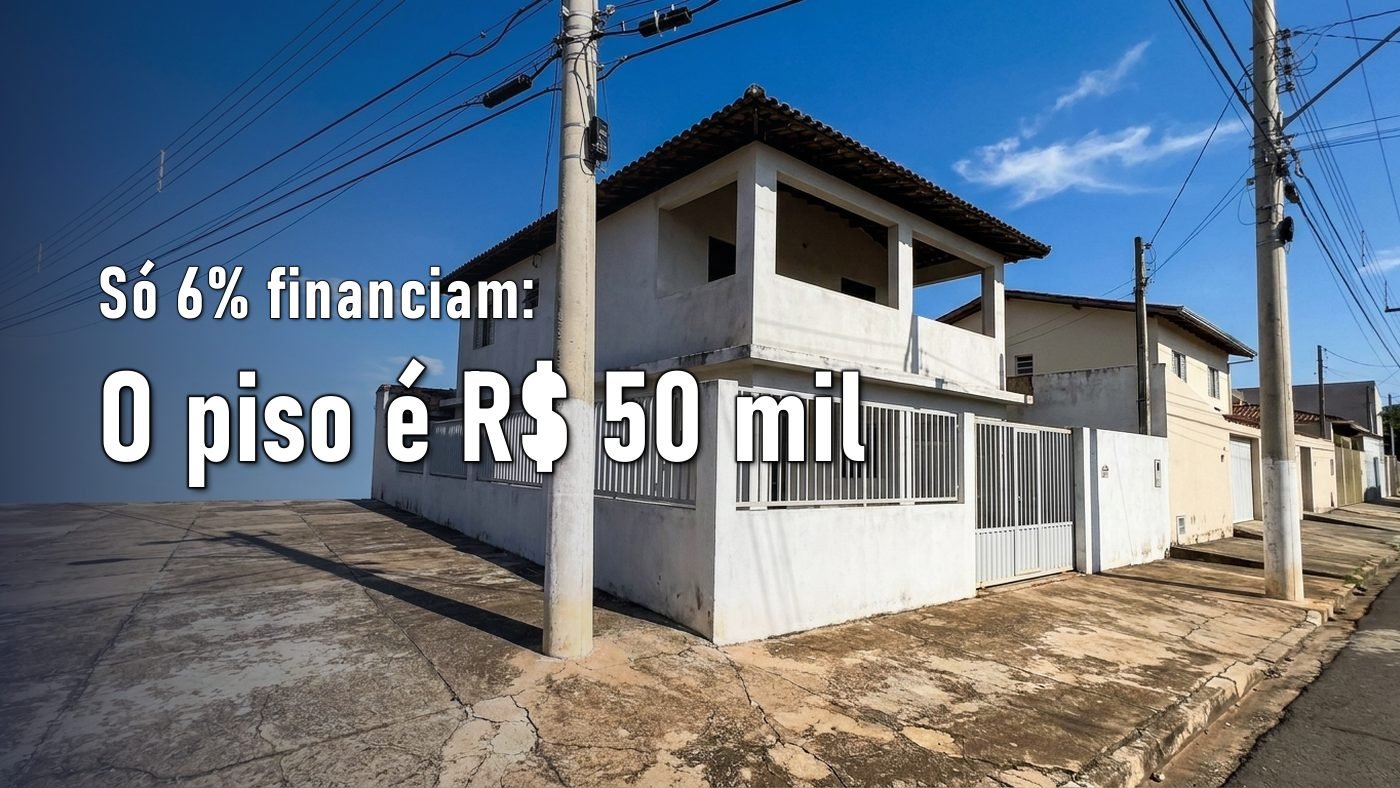 Sobrado simples visto da calçada, com muro e grade brancos, sob luz de dia
