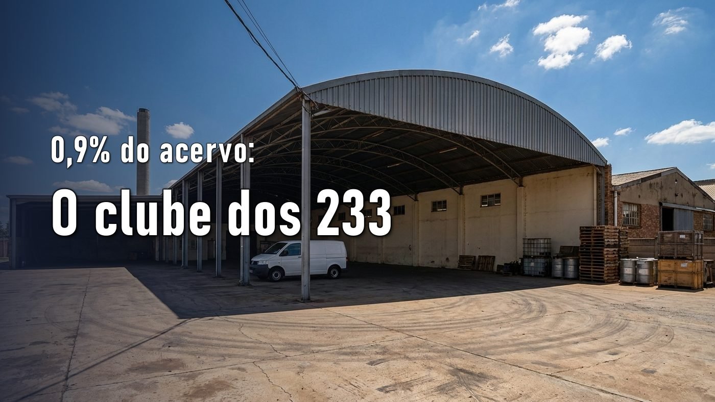 Galpão industrial de telhado curvo e laterais abertas, com pátio de concreto, sob luz de dia