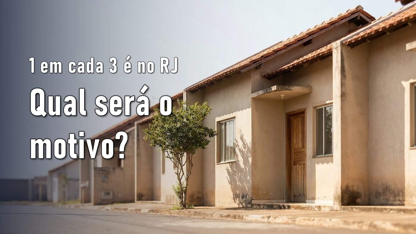 Rua residencial de prédios simples de apartamentos ao entardecer