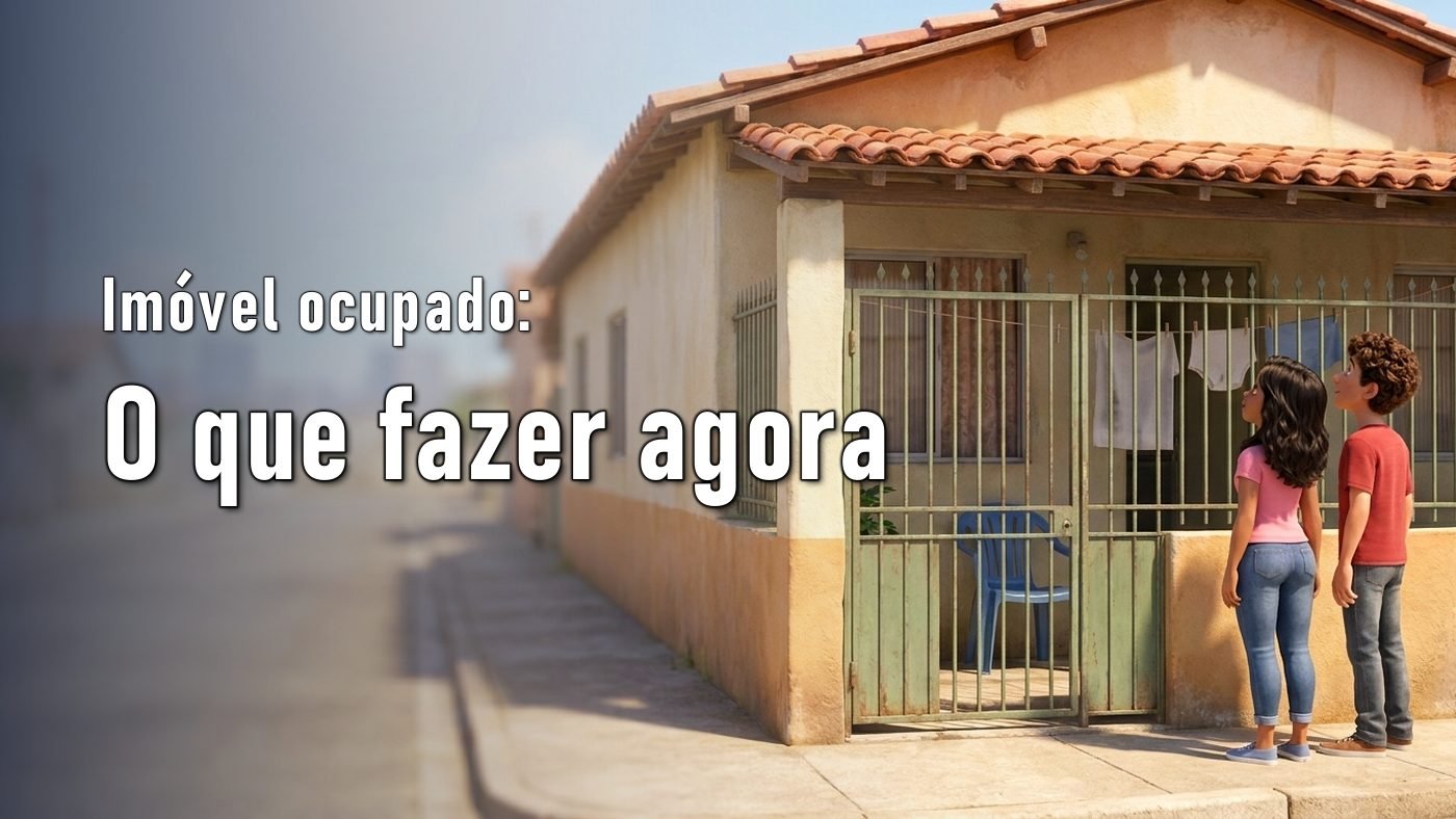 Ilustração de um casal na calçada olhando uma casa fechada com o portão trancado